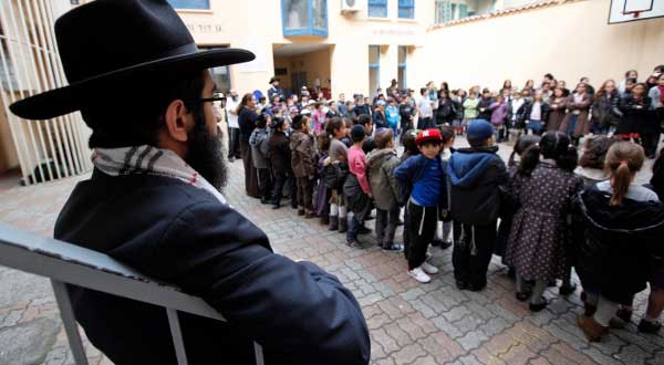 Jewish Schoolchildren Observe Moment of Silence for Shooting Victims