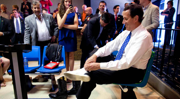 images/stories/Reuters-Pictures/Reuters-Rick-Santorum-presidential-campaign-bowling-Wisconsin-photog-Darren-Hauck.jpg