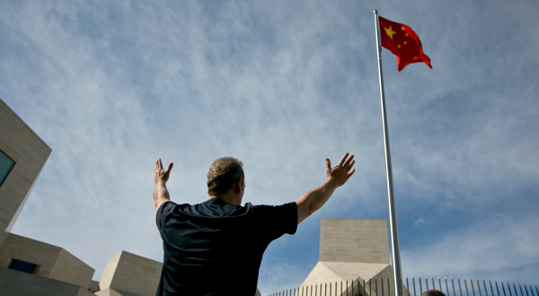Reuters-China-Cheng-Guangcheng-prayers-US-embassy-photog-Benjamin-Myers