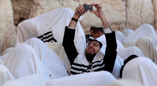 Jews Worship at Passover Blessing on Western Wall