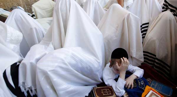 Reuters-ultra-Orthodox-jewish-worshippers-western-wall-passover-photog-Ronen-Zvulun