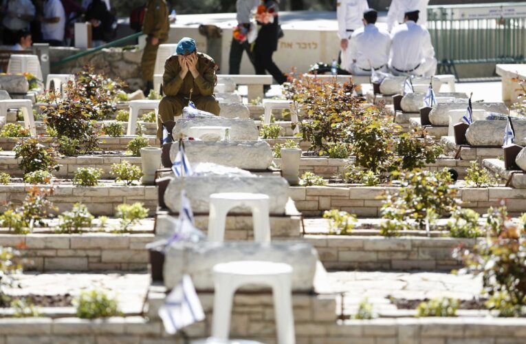 Israelis Salute Fallen Heroes