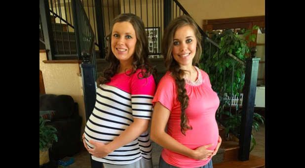 Anna Duggar and Jessa Seewald compare baby bellies.