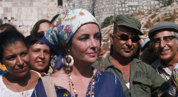 Elizabeth Taylor at Western Wall in 1975 in Jerusalem, Israel