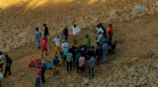 People look for dead bodies following a landslide in Hpakant jade mine in Kachin state.