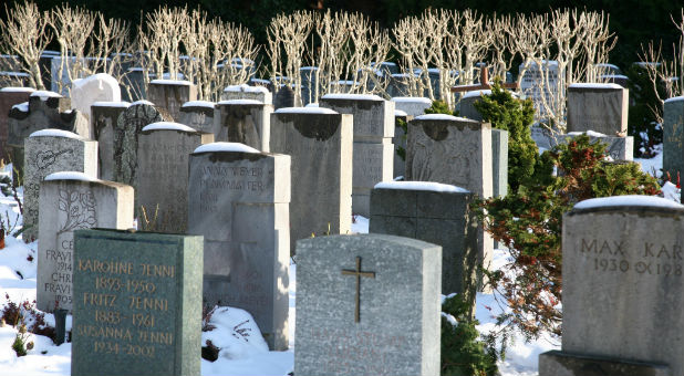 Holy Spirit Ignites Old-Fashioned Holiness Revival in a Graveyard
