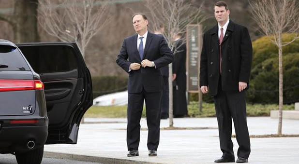 Justice Alito Rallies Conservatives at Federalist Society Event