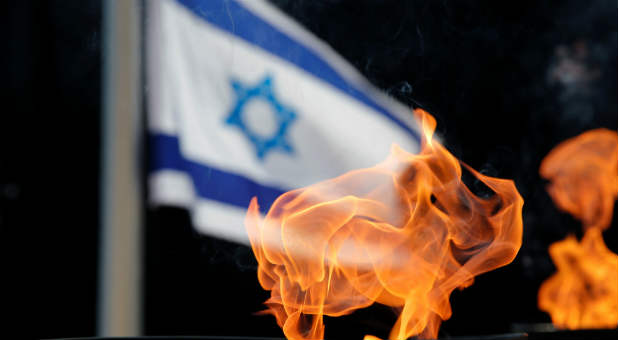 2017 04 israeli flag torch holocaust remembrance