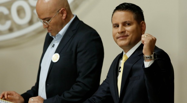 Fabricio Alvarado (R), presidential candidate of the National Restoration party (PRN), gestures next to fellow candidate Edgardo Araya.