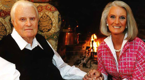 Billy Graham with his daughter, Anne Graham Lotz.