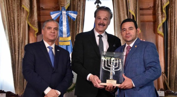 Guatemala’s evangelical President Morales accepted the Friends of Zion Award in the Presidential Palace from Friends of Zion founder Dr. Mike Evans for his historic decision to move the Guatemalan Embassy to Jerusalem.