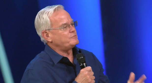 Bill Hybels resigned as pastor of Willow Creek Church.Bill Hybels resigned as pastor of Willow Creek Church.