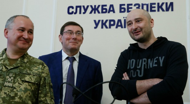 Russian journalist Arkady Babchenko (R), who was reported murdered in the Ukrainian capital on May 29, Ukrainian Prosecutor General Yuriy Lutsenko (C) and head of the state security service (SBU) Vasily Gritsak attend a news briefing.