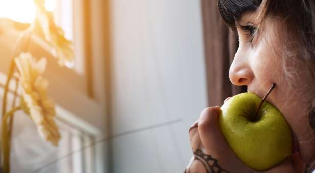 2018 life Health child eating apple