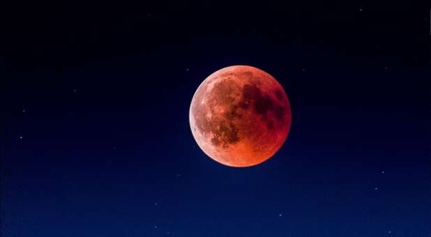 Rabbi Calls Last Week’s Blood Moon ‘an Omen for Israel’