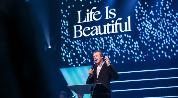 Thousands Gather With Jentezen Franklin, Abby Johnson to Make Bold, Biblical Stand