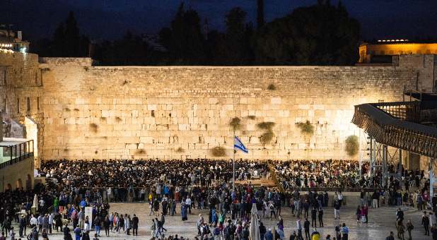 Tens of Thousands of Jews Gather at Western Wall for Yom Kippur Prayers