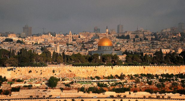 Jewish Worshippers Praying on Temple Mount for First Time in Decades