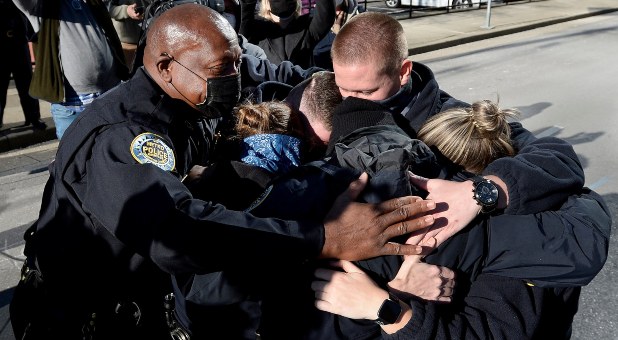 images Nashville Officer Hears God