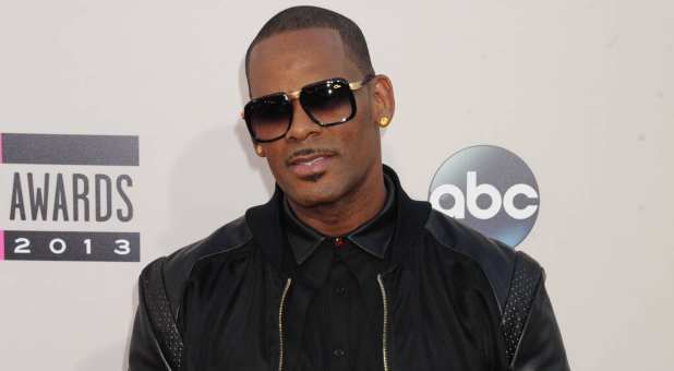 R. Kelly arrives at the 2013 American Music Awards held at Nokia Theatre L.A. Live in Los Angeles, California.