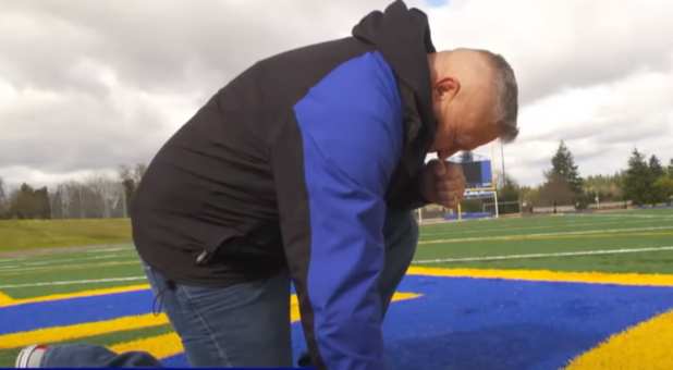 Praying Football Coach’s Case Comes Before Supreme Court Today