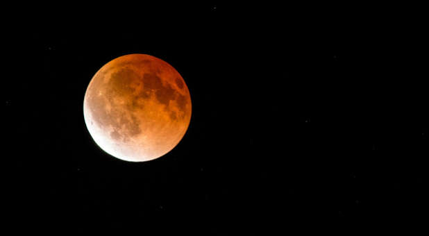 2022 11 blood moon April 2014