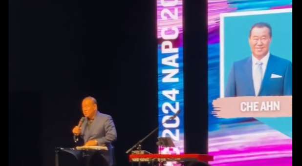 Pastor Ché Ahn speaks at the 2024 roundtable.