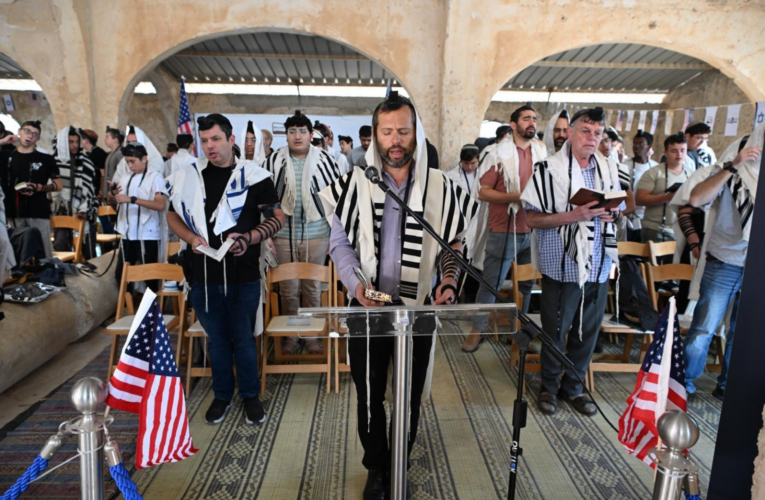 Hundreds of Israeli Jews Pray for Trump at Holy Site