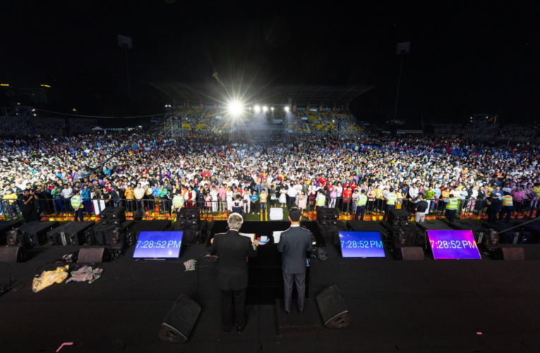 Franklin Graham Shares Gospel with 24,000, Masses Choose to Follow Christ